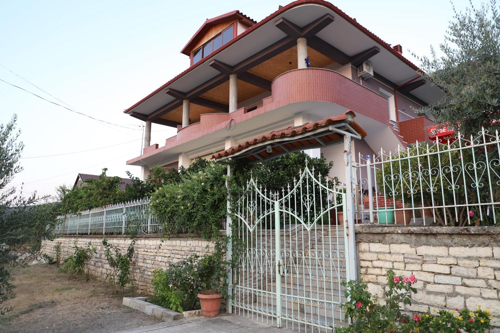 Georgemishel Guest House Berat Exterior photo
